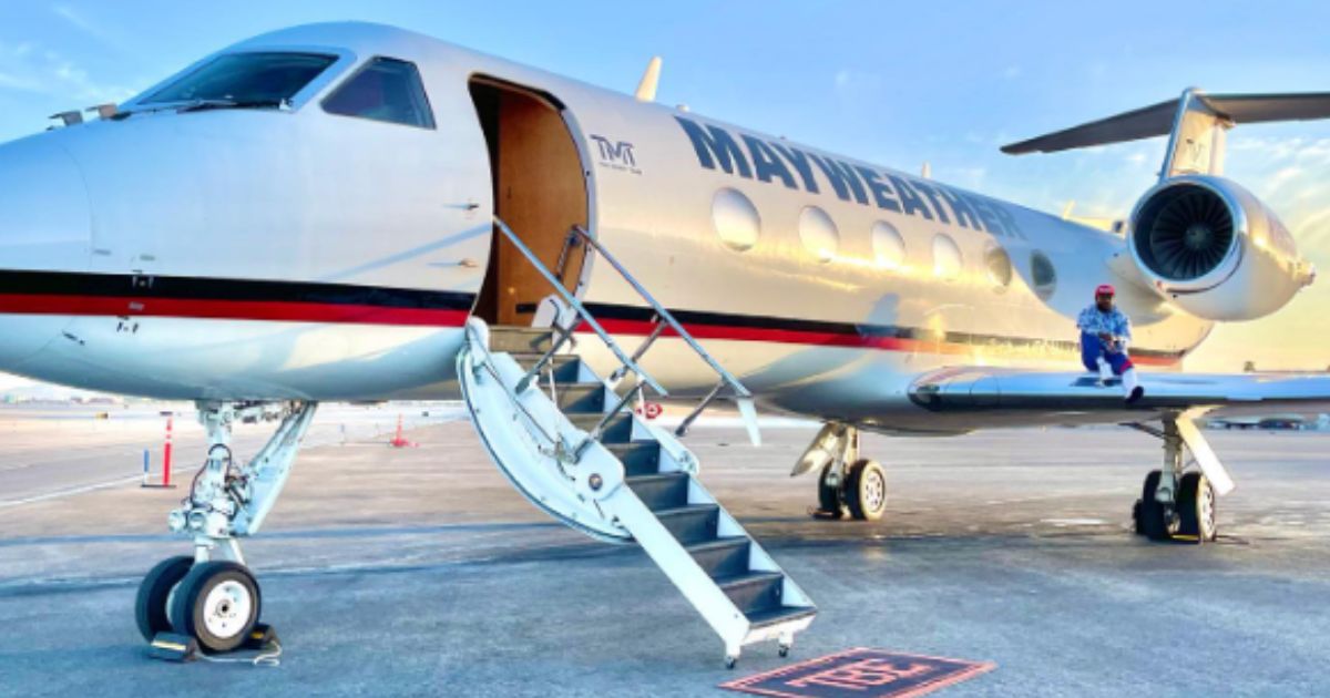 U.S. boxer Floyd Mayweather is sending his private jet, loaded with supplies, to Israel.